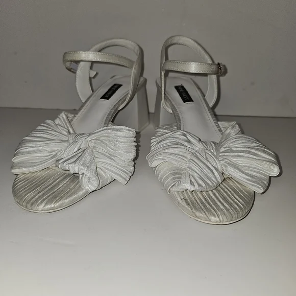Nine West Open Toe All White Bow Sandal Chunky Heel Size 7.5 - Picture 15 of 15